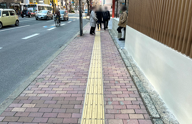 Sidewalk on the Kego Shrine side (width becomes narrower)