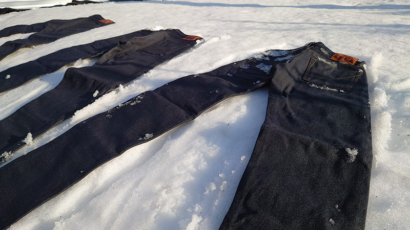 Visit the site of “Natural Indigo Jeans” made by washing with water from Myoko and drying in the sun on the snow, and learn about the ingenuity of the local industry. (Myoko City)