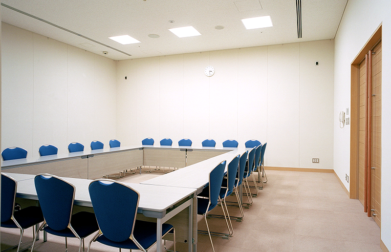Small meeting room: 75m²