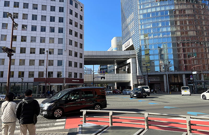 At the Watanabe-dori 4-chome intersection, the scenery in the direction of the walking route looks like this